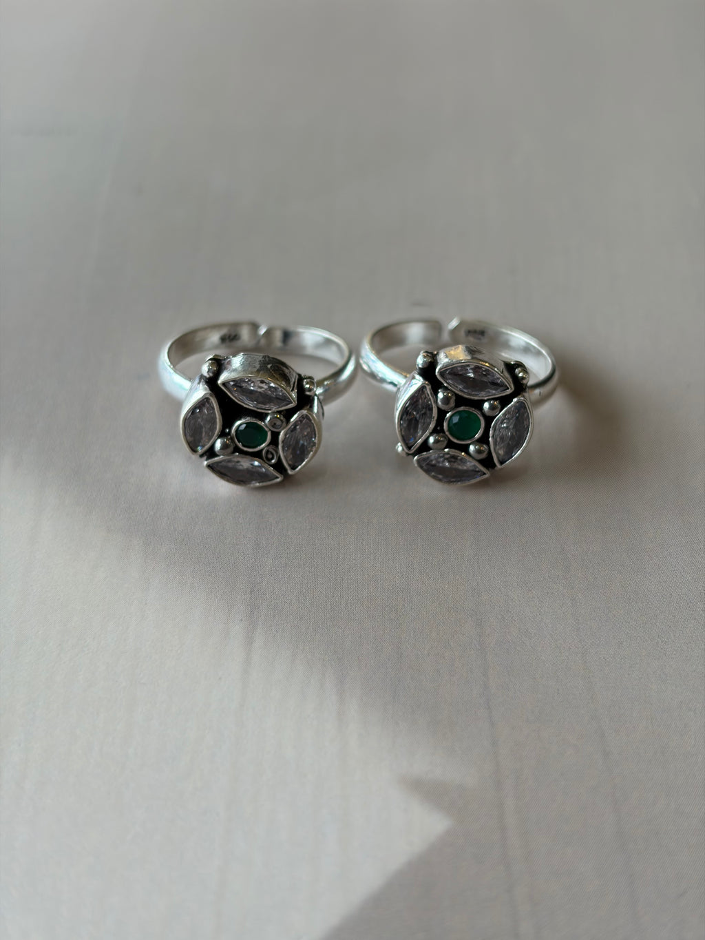 Aarika 925 Silver Oxidised Stone Toe Rings