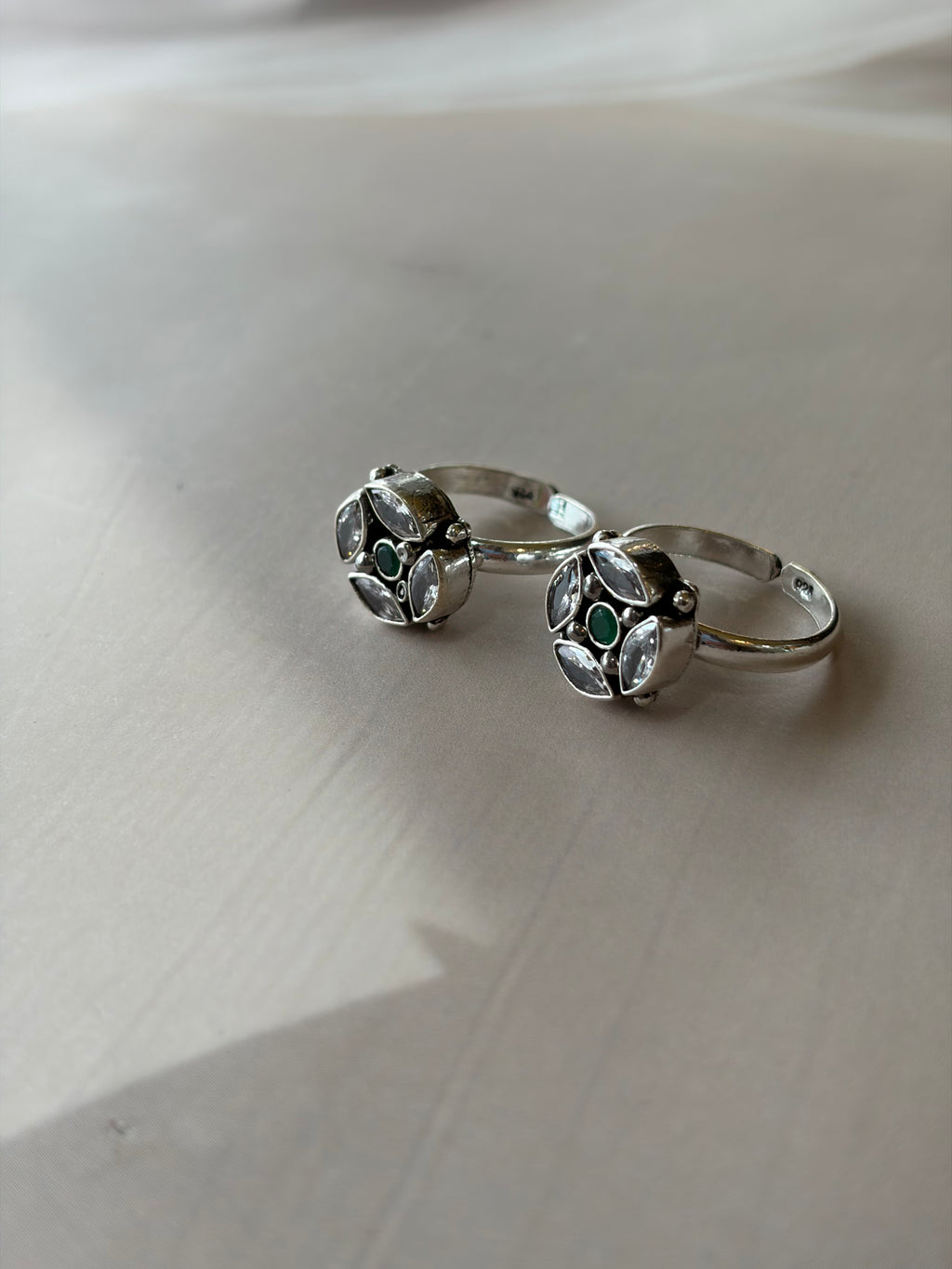 Aarika 925 Silver Oxidised Stone Toe Rings