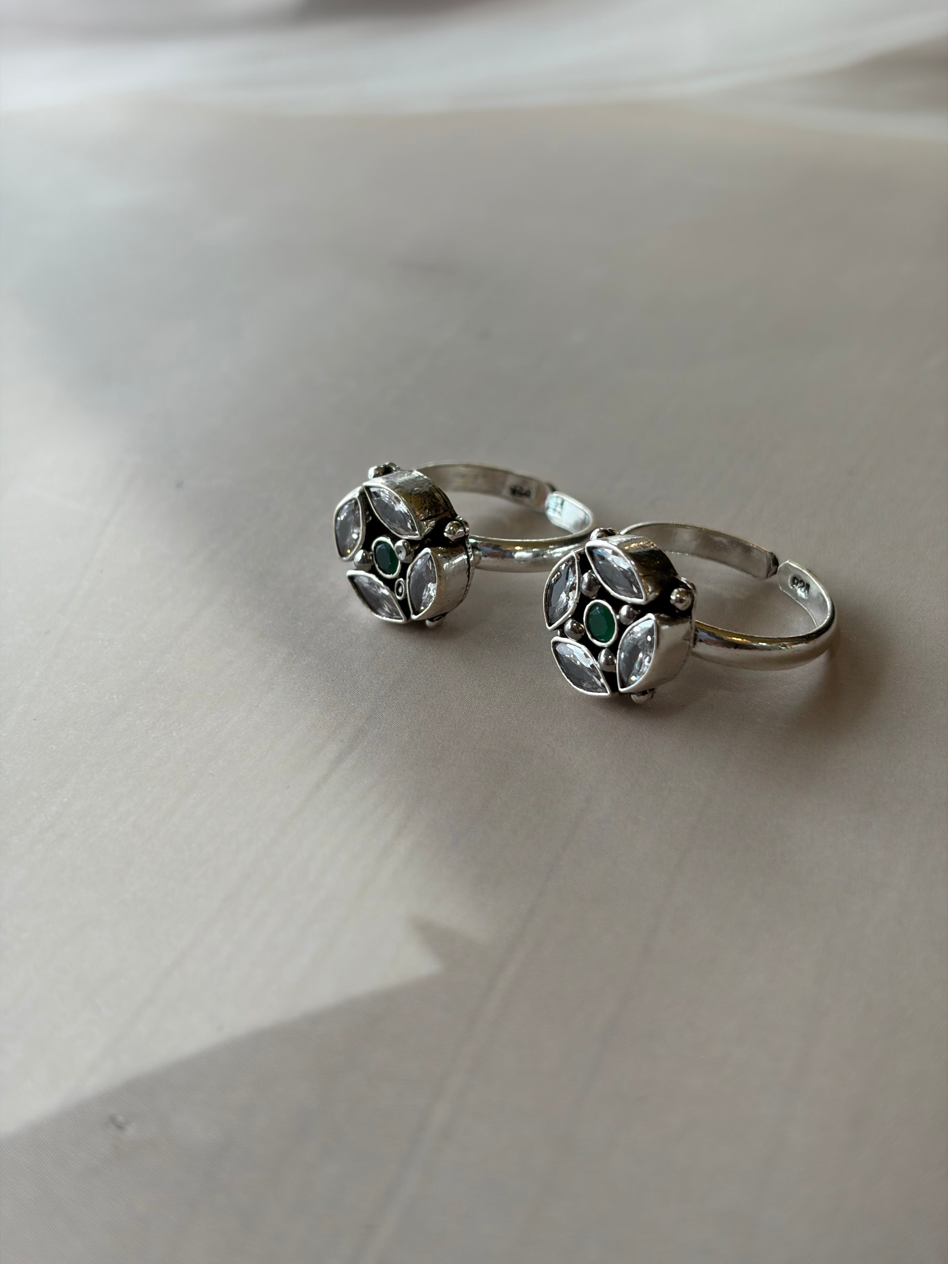 Aarika 925 Silver Oxidised Stone Toe Rings