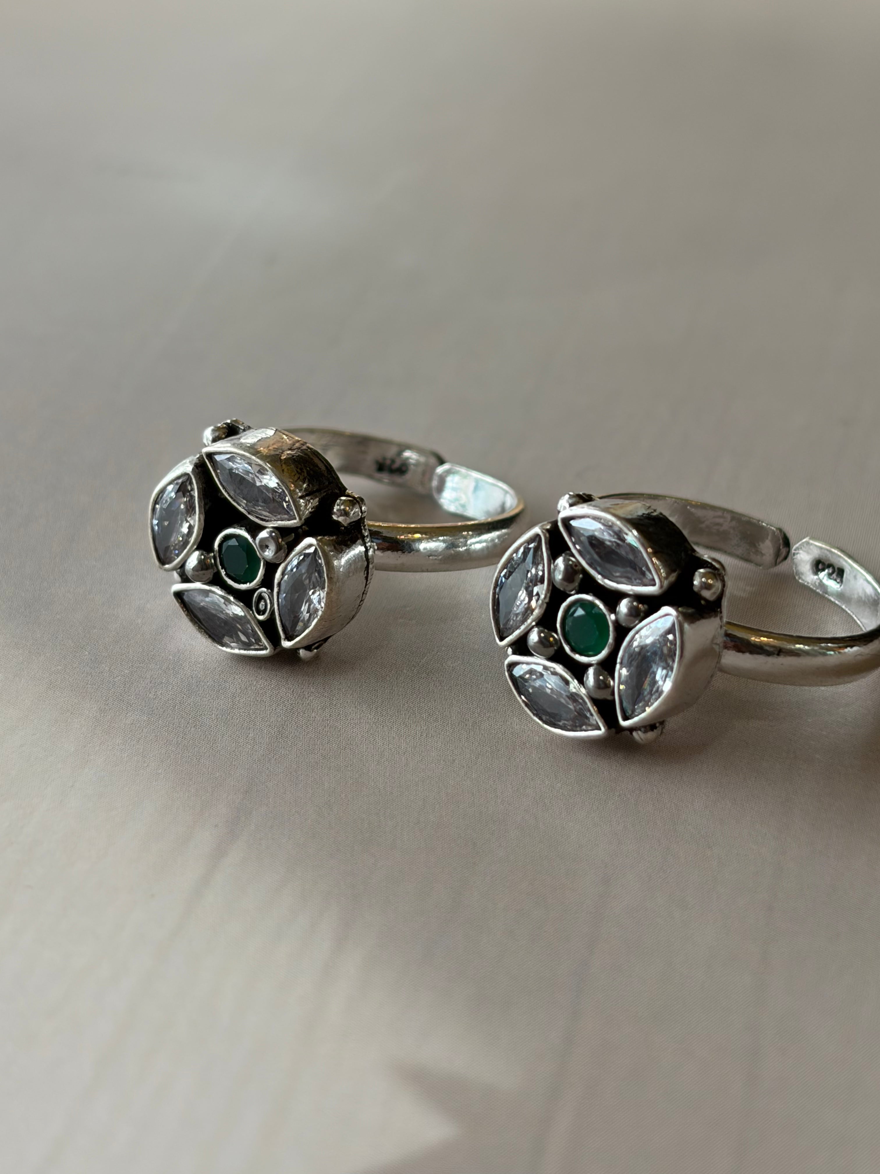 Aarika 925 Silver Oxidised Stone Toe Rings